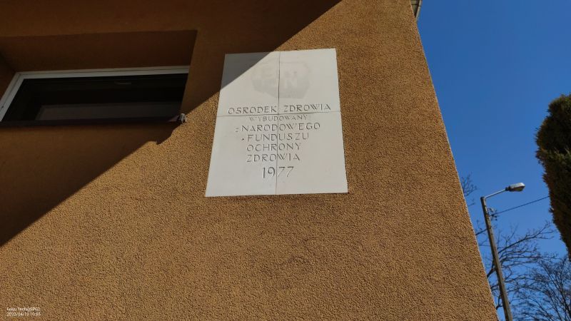 Tablica pamiątkowa wmurowana w budynek w Skrzyszowie